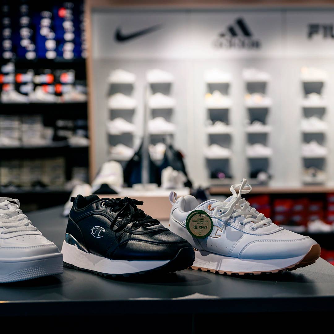 Hos Deichmann kan du finde kendte sko brands som Nike, adidas, Skechers, Puma, Champion, Landrover, Reebok og mange andre brands til gode priser.  